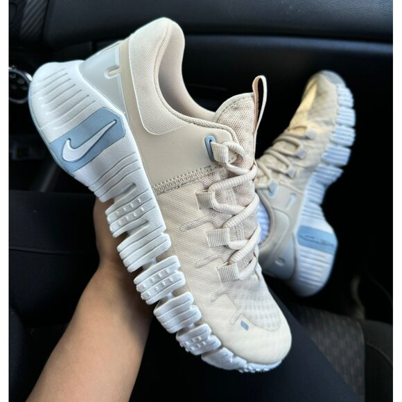 ❤️F118- SIZE 9.5 WOMENS NIKE FREE METCON 5 SANDRIFFT/ PHANTOM DV3950 105 - Picture 1 of 8